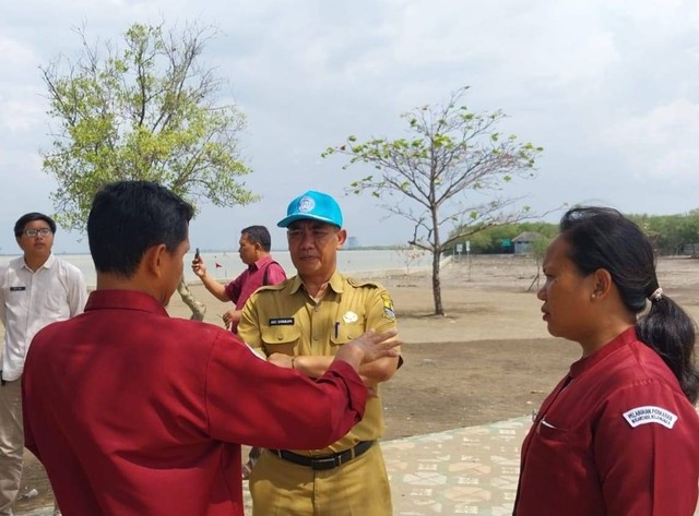 Kepala Dinas Kebudayaan dan Pariwisata Kota Cirebon Agus Sukmanjaya saat meninjau lokasi pantai Kejawanan.(Juan)