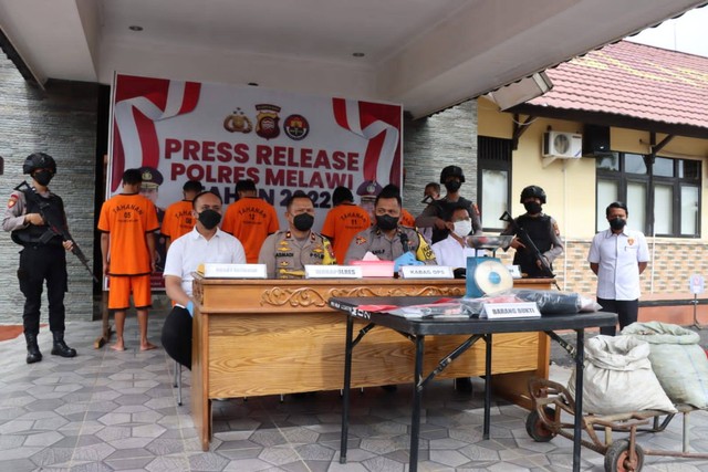 Polres Melawi mengungkap kasus perjualan sisik tenggiling seberat 25,4 kilogram. Foto: Dok Polres Melawi