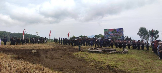 Upacara peringatan HUT ke-77 TNI di Kabupaten Kuningan, Jawa Barat, digelar di kawasan Taman Nasional Gunung Ciremai (TNGC) Kuningan. (Andri)