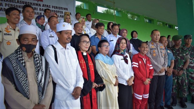 Pemerintah Kabupaten Gorontalo bersama TNI dan Polri serta para pemuka agama melakukan doa bersama di Gelanggang 23 Januari. Rabu, (5/10). Foto: Dok istimewa