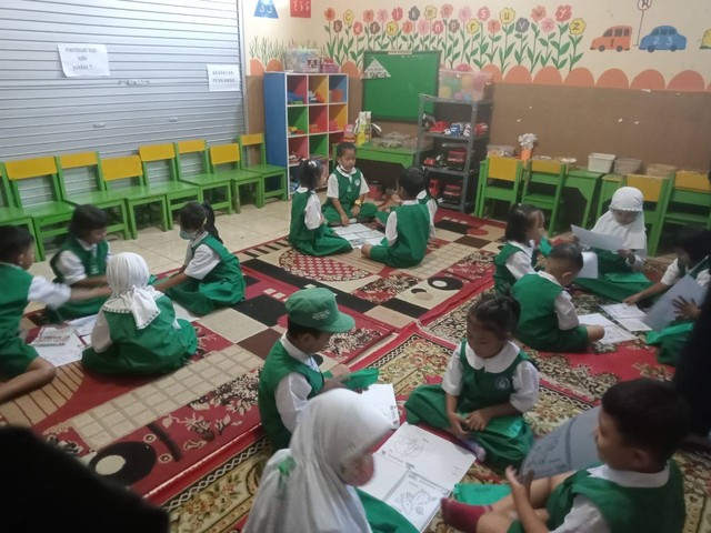 Pelaksanaan program semarak literasi di kelas B1. Foto: Melinda Firdayanti/kumparan