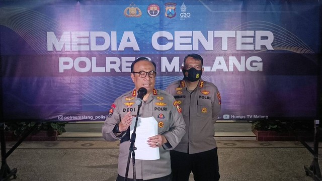 Kadiv Humas Polri Irjen Dedi Prasetyo menyampaikan perkembangan tragedi Kanjuruhan Malang di Polres Malang, Rabu (5/10/2022). Foto: Farusma Okta Verdian/kumparan