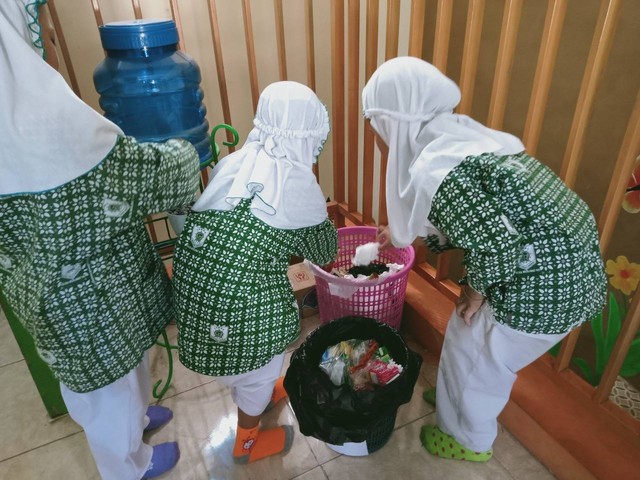 Program kerja bakti untuk melatih kebiasaan murid kelas B2 membuang sampah pada tempatnya. Foto: Melinda Firdayanti/kumparan