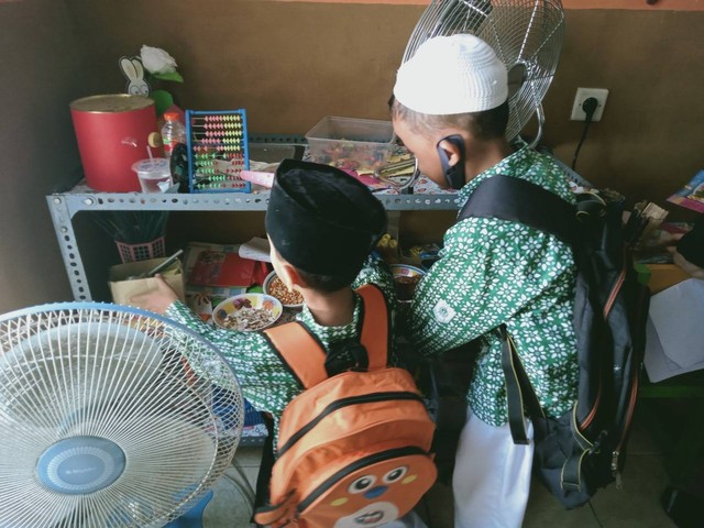 Program kerja bakti untuk melatih kebiasaan murid kelas B2 membereskan mainan setelah digunakan. Foto: Melinda Firdayanti/kumparan