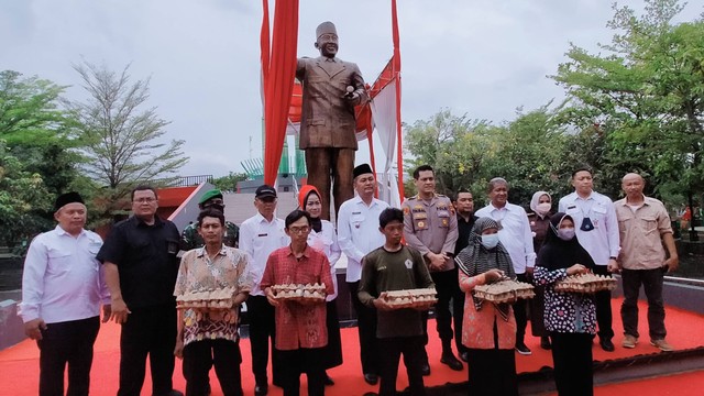 Patung Ir. Soekarno di Taman Monumen Juang 45 Kota Brebes.