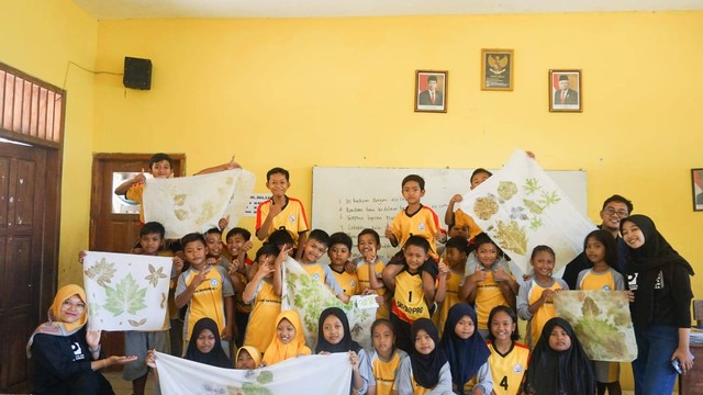 Gambar 1. Siswa SD Negeri Sukorejo 1 Parengan Berhasil membuat Ecoprint. kredit foto: Ajeng Mei Dini Damayanti