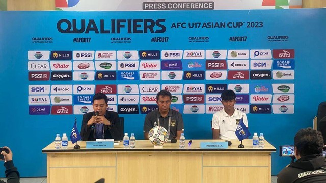 Pelatih Timnas U-16 Uni Emirat Arab, Alberto Gonzale Cabot, dalam konferensi pers usai melawan Timnas U-16 Indonesia di Kualifikasi Piala Asia U-17 di Stadion Pakansari, Bogor, Rabu (5/10/2022). Foto: Soni Insan Bagus/kumparan