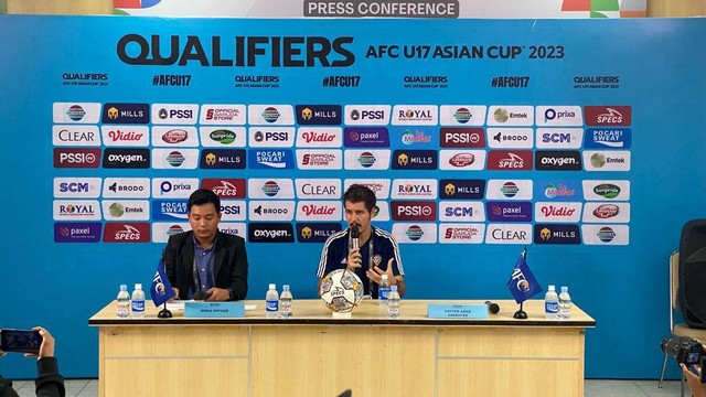 Pelatih Timnas U-16 Indonesia, Bima Sakti, dan Arkhan Kaka Putra dalam konferensi pers usai melawan Timnas U-16 Uni Emirat Arab di Kualifikasi Piala Asia U-17 di Stadion Pakansari, Bogor, Rabu (5/10/2022). Foto: Soni Insan Bagus/kumparan