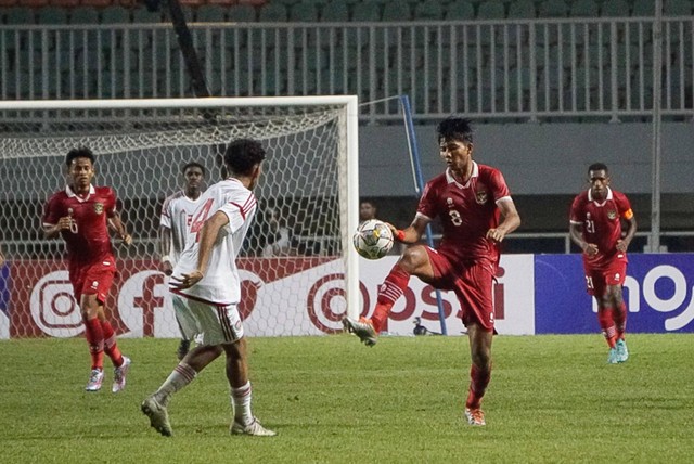 Timnas Indonesia U-17 melawan Uni Emirat Arab dalam pertandingan Kualifikasi AFC U17 Asian Cup di Stadion Pakansari Bogor, Rabu (5/10/2022). Foto: Jamal Ramadhan/kumparan