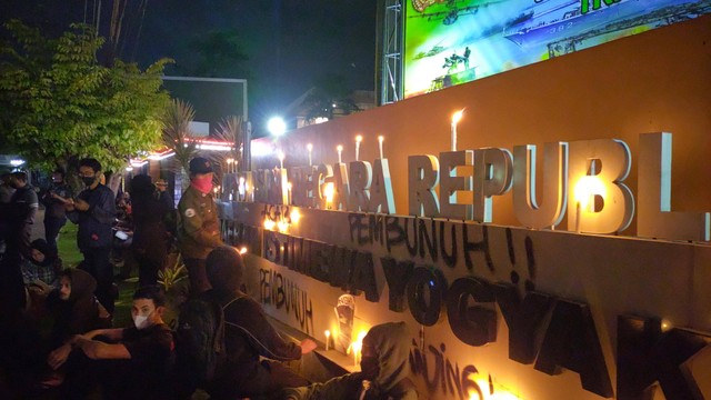 Massa yang tergabung dalam Aliansi Rakyat Bergerak menggelar aksi solidaritas untuk tragedi Kanjuruhan di Polda DIY, Rabu (5/10/2022). Foto: Arfiansyah Panji Purnandaru/kumparan