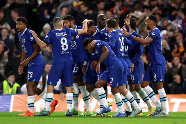 Pemain Chelsea Wesley Fofana mencetak gol pertama mereka saat pertandingan Liga Champions di Stamford Bridge, London, Inggris. Foto: Andrew Boyers/Reuters