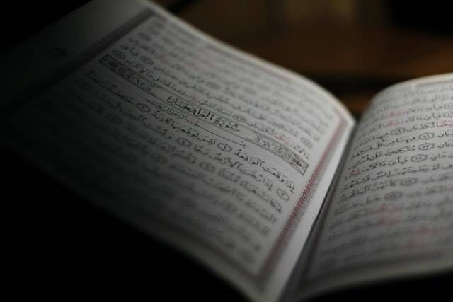 Ilustrasi cara membaca dan contoh bacaan Iqlab dalam Al-Quran, sumber foto T Foz on Unsplash