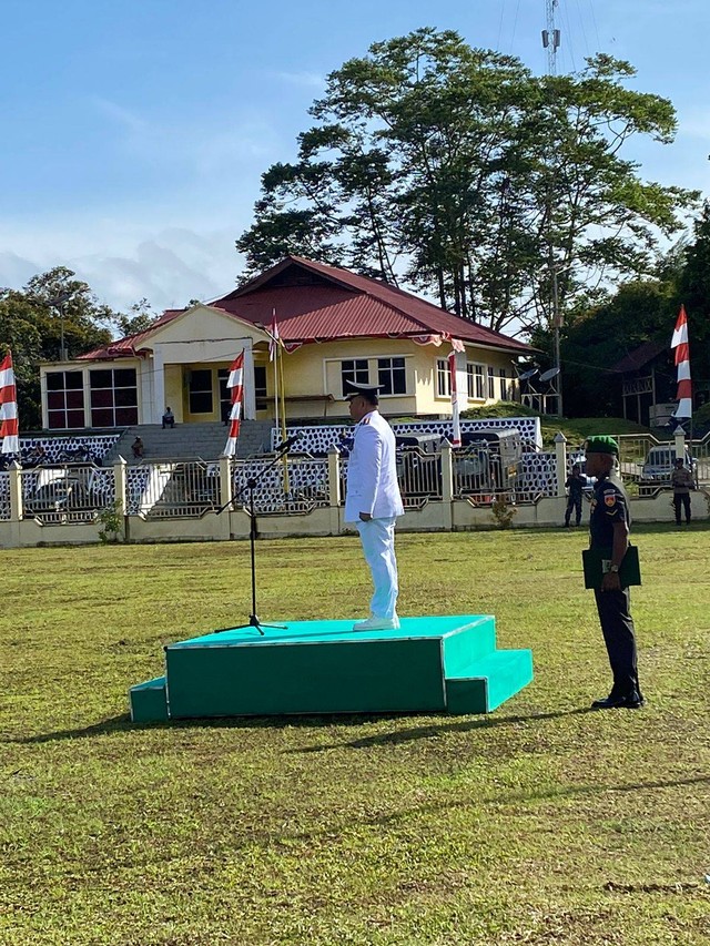 Pj Bupati Maybrat, Bernhard Rondonuwu, menjadi inspektur upacara dalam HUT ke-77 TNI