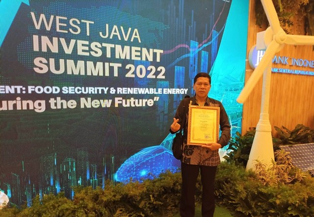 Kepala Dinas Penanaman Modal dan Pelayanan Terpadu Satu Pintu (DPMPTSP) Kabupaten Indramayu, Dr. Ahmad Syadali, M.Ed mewakili Bupati Indramayu Hj Nina Agustina, S.H M.H C.R.A di ajang West Java Investment Summit 2022 yang berlangsung di Kota Bandung pada Rabu (5/10/2022). (Istimewa)