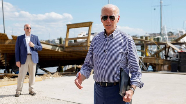 Presiden AS Joe Biden saat mengunjungi Fisherman's Wharf, daerah terdampak badai Ian, di Fort Myers Beach, Florida , AS, Rabu (5/10/2022). Foto: Evelyn Hockstein/REUTERS