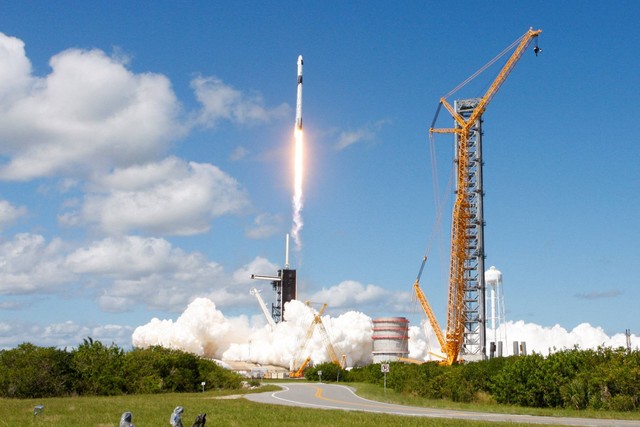 Roket SpaceX Falcon 9 dengan kapsul Naga. Foto: Steve Nesius/Reuters