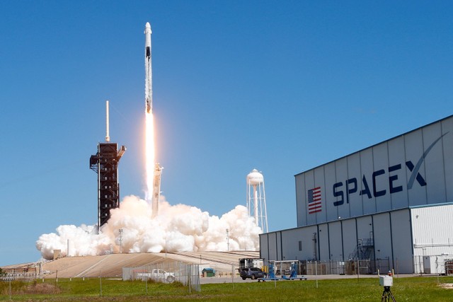 Roket SpaceX Falcon 9 dengan kapsul Naga diluncurkan dari Pad-39A pada misi Crew-5 ke International Space Station (ISS) dari NASA's Kennedy Space Center di Cape Canaveral, Florida, AS, Rabu (5/9/2022). Foto: Steve Nesius/Reuters