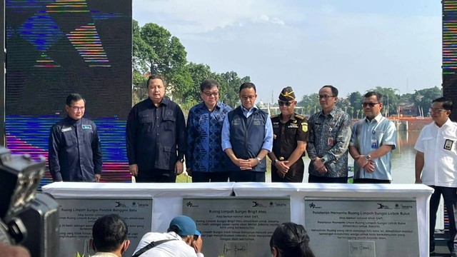 Gubernur DKI Jakarta Anies Baswedan meresmikan Waduk Brigif, di Jakarta Selatan, Kamis (6/10/2022). Foto: Haya Syahira/kumparan