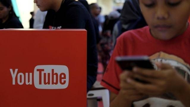 Ilustrasi sedang cek penghasilan YouTuber. Foto: Reuters/Beawiharta