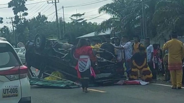 Sejumlah pengendara yang melintas ikut membantu proses evakuasi mobil pikap rombongan pawai Nasi Adab yang terbalik di Jalan Ahmad Yani depan kantor Naida Desa Purbasari, Kamis (6/10), sekitar pukul 08.00 WIB. Foto: IST/InfoPBUN