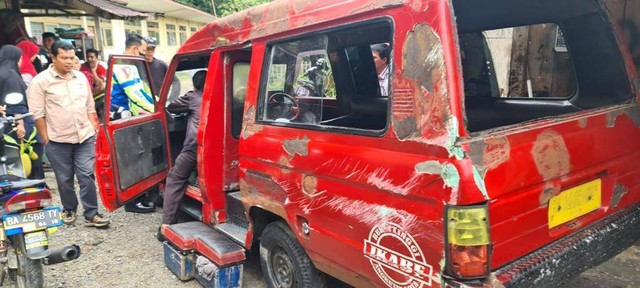 Angkutan kota (angkot) IKABE yang rusak pasca kecelakaan lalu lintas tunggal di Bukittinggi, Rabu (5/10/2022). Dokumentasi: Satlantas Polres Bukittinggi.  