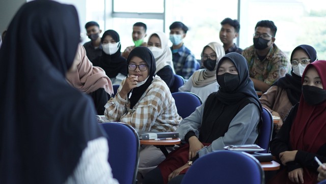 Sejumlah mahasiswa sedang mengikuti perkuliah perdana di UM Bandung pada Rabu 05 Oktober 2022 (Dok Promosi & PMB UM Bandung)