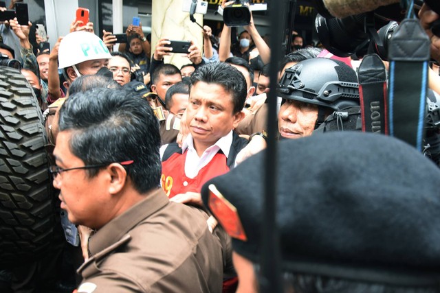 Mantan Kadiv Propam Polri Ferdy Sambo dikawal petugas Brimob menuju kendaraan taktis saat proses pelimpahan berkas perkara tahap dua di Gedung Kejaksaan Agung, Jakarta, Rabu (5/10/2022). Foto: Indrianto Eko Suwarso/ANTARA FOTO