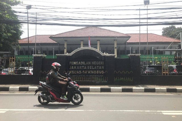 Tampak depan-halaman parkir Pengadilan Negeri Jakarta Selatan, tempat Ferdy Sambo dkk akan disidangkan, Kamis (6/10). Foto: Hedi/kumparan