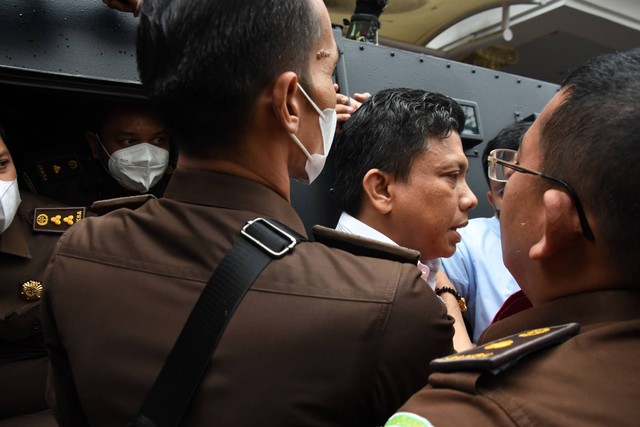 Mantan Kadiv Propam Polri Ferdy Sambo dikawal petugas Brimob menuju kendaraan taktis saat proses pelimpahan berkas perkara tahap dua di Gedung Kejaksaan Agung, Jakarta, Rabu (5/10/2022). Foto: Indrianto Eko Suwarso/ANTARA FOTO