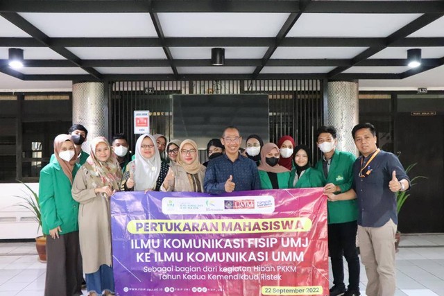 Dr. Evi Satispi, M.Si., Dr. Oktaviana Purnamasari, M.Si., Jamiati KN, M.I.Kom., beserta rombongan mahasiswa Prodi Ilmu Komunikasi FISIP UMJ disambut oleh Prof. Muslimin Machmud, M.Si, Ph.D., Nasrullah, S.Sos, M.Si., di FISIP UMM, Jumat (23/09).