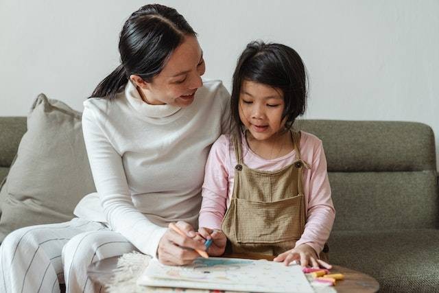 Ilustrasi orang tua belajar bersama anak. Foto: pexels.com/ketut-subiyanto/