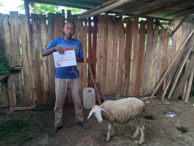 Rumah Zakat kembali menyalurkan bantuan modal usaha berupa dua ekor induk domba kepada penerima manfaat di Desa Berdaya Bumiroso, Wonosobo Sabtu (22/09).