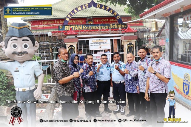 Foto bersama Tim Monev Kanwil Kemenkumham Jawa Timur dengan Plh.Kepala Rutan Kraksaan,Fathorrasi (06/10).