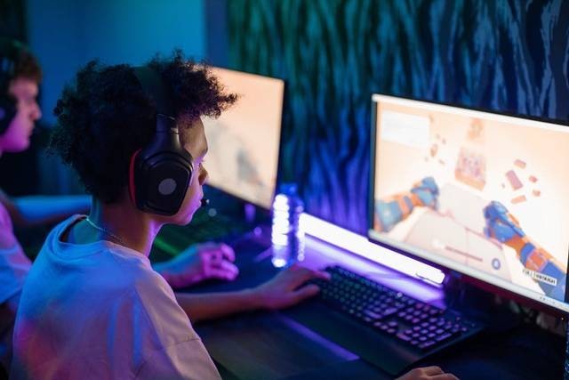 Ilustrasi orang bermain game PC jadul. Foto: Pexels. 