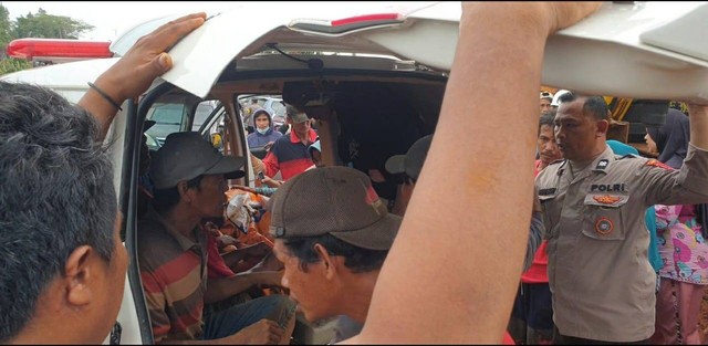 Evakuasi korban tertimbun material tambang di Kolaka Utara. Foto: Lukman Budianto/kendarinesia.