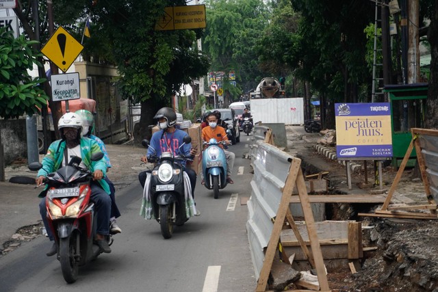 Kendaraan memadati Jalan Pejaten Raya, Kecamatan Pasar Minggu, Jakarta Selatan, Kamis (6/10/2022). Foto:  Jamal Ramadhan/kumparan