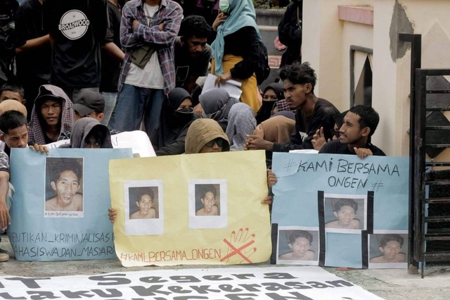 Solidaritas dari mahasiswa di depan Diskrimum Polda Maluku Utara, memberi dukungan terhadap Ongen, korban penganiayaan oknum anggota Polres Halmahera Utara. Foto: Istimewa