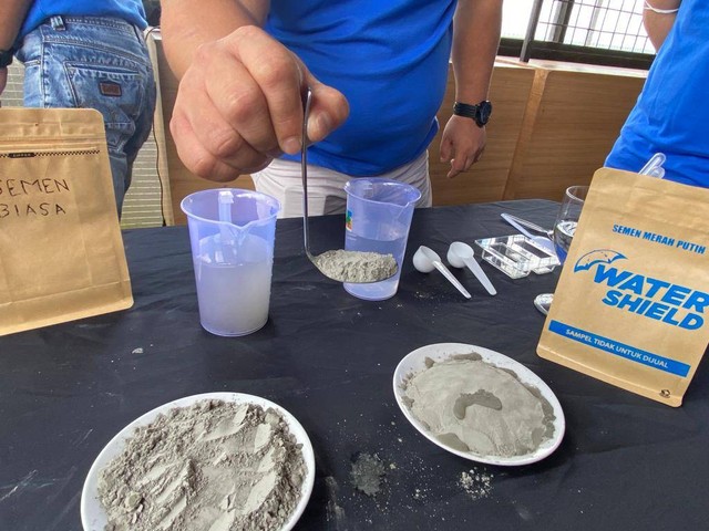 Semen Merah Putih Watershield merupakan produk semen yang pertama dan satu-satunya di Indonesia yang memiliki fitur water-repellent yang memberikan efek daun talas pada hasil akhir pekerjaan bangunan. Foto: Teri/Hi!Pontianak
