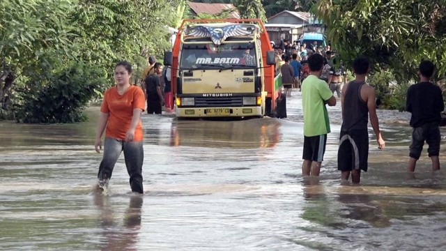 Banjir menerjang wilayah Kecamatan Luyo, Kabupaten Polewali Mandar, Sulawesi Barat. Foto: Istimewa