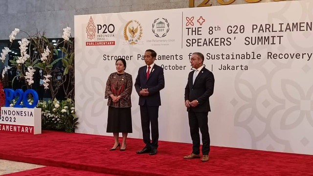 Presiden Jokowi didampingi Ketua DPR RI Puan Maharani tiba di DPR, untuk gelaran G20 Parliamentary Speakers' Summit (P20), Kamis (6/10/2022). Foto: Annisa Thahira Madina/kumparan