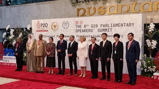 Presiden Jokowi didampingi Ketua DPR RI Puan Maharani tiba di DPR, untuk gelaran G20 Parliamentary Speakers' Summit (P20), Kamis (6/10/2022). Foto: Annisa Thahira Madina/kumparan