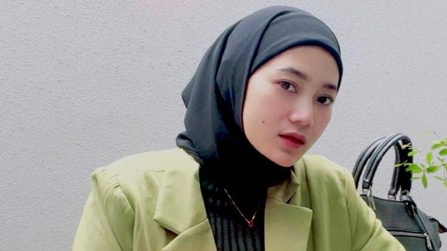 Style outfit hijab ala Ira Dahlia Handoko. Foto: Instagram.com/raraiddd