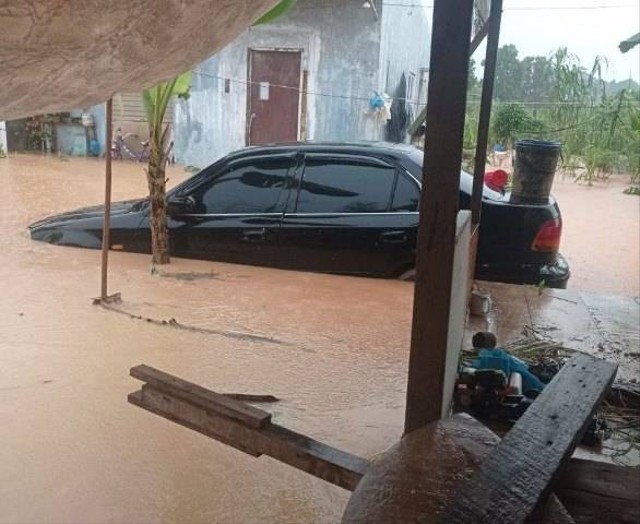 Banjir merendam hunian warga di Kaveling Sambau IV, Nongsa, Kamis (6/10/2022). (Foto: ist)