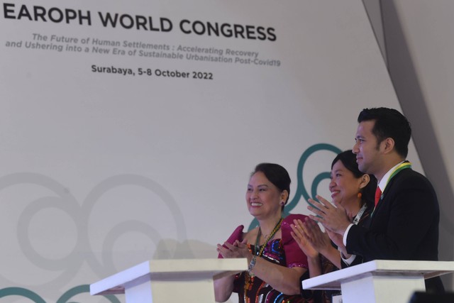 Emil Dardak, Yolanda Reyes, Bernadia Irawati Tjandradewi membuka Kongres EAROPH ke-28 di Surabaya, Jawa Timur, Kamis (6/10/2022). Foto: Zabur Karuru/Antara Foto
