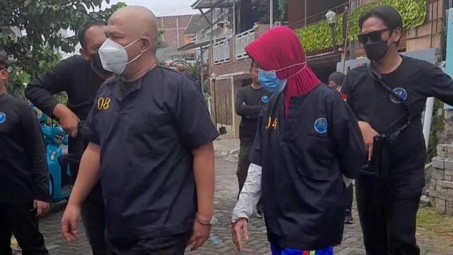 Ibu rumah tangga di Kota Semarang bernama Andi Wiyarti (AW) jadi tersangka kasus Tindak Pidana Pencucian Uang (TPPU) karena membantu bisnis narkotika suaminya, Kamis (6/10/2022). Foto: Intan Alliva/kumparan