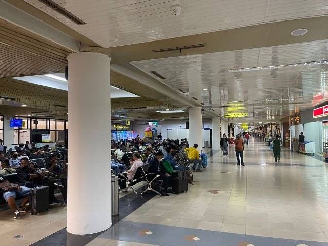 Para calon penumpang di Bandara Hang Nadim Batam yang menunggu keberangkatan.