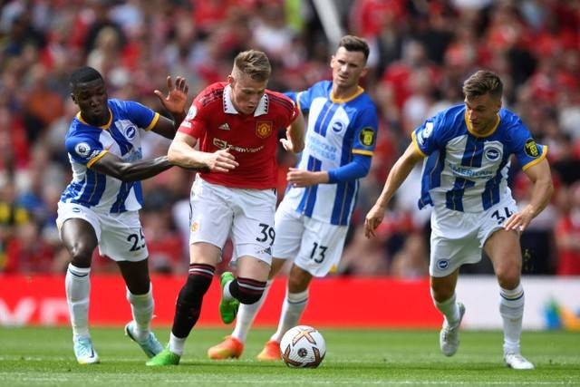 Pemain Manchester United Scott McTominay berusaha melewati hadangan pemain Brighton & Hove Albion pada pertandingan Liga Inggris di Old Trafford, Manchester, Inggris. Foto: Toby Melville/REUTERS