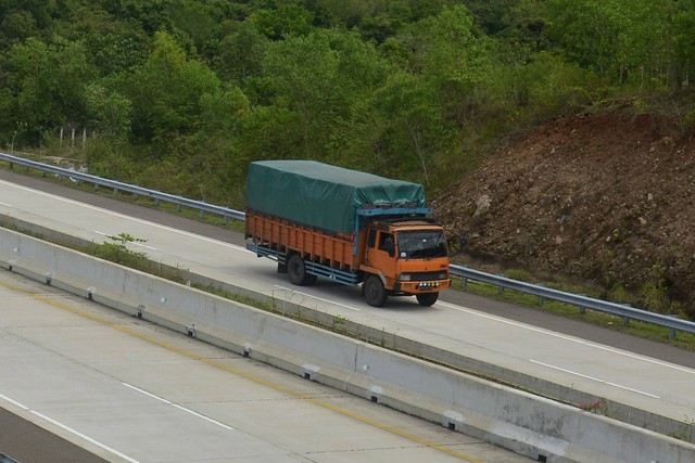 Kendaraan melintas di jalan tol Sigli-Banda Aceh (Sibanceh) Seksi IV di kabupaten Aceh Besar, Aceh, Kamis (6/10/2022). Foto: Ampelsa/ANTARA FOTO