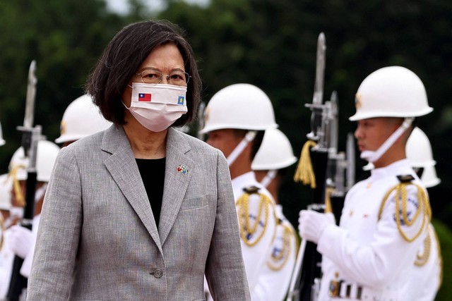 Presiden Taiwan Tsai Ing-wen menyambut Presiden Palau, Surangel Whipps dalam sebuah upacara di Taipei, Taiwan, Kamis (6/10/2022). Foto: Ann Wang/REUTERS