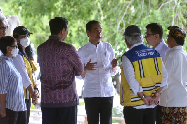 Presiden Joko Widodo (tengah) meninjau kawasan mangrove Taman Hutan Raya (Tahura) Ngurah Rai, Denpasar, Bali, Kamis (6/10/2022). Foto: Fikri Yusuf/Antara Foto